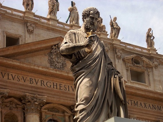 Estatua de San Pedro en la plaza de la Ciudad del Vaticano